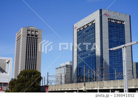 青空にそびえるイオンタワー(本社とAnnex)　1月千葉314イオンタワー(本社とAnnex) 136041852
