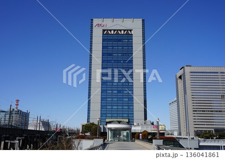 青空にそびえるイオンタワーAnnex　1月千葉323イオンタワーAnnex 136041861