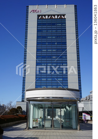 青空にそびえるイオンタワーAnnex　1月千葉325イオンタワーAnnex 136041863