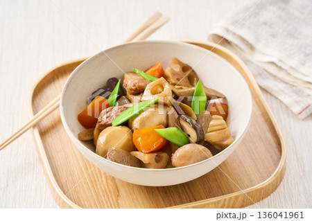 鶏肉と根菜の筑前煮（具だくさんの煮物） 136041961