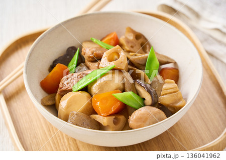 鶏肉と根菜の筑前煮（具だくさんの煮物） 136041962