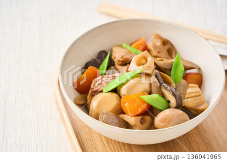 鶏肉と根菜の筑前煮（具だくさんの煮物） 136041965