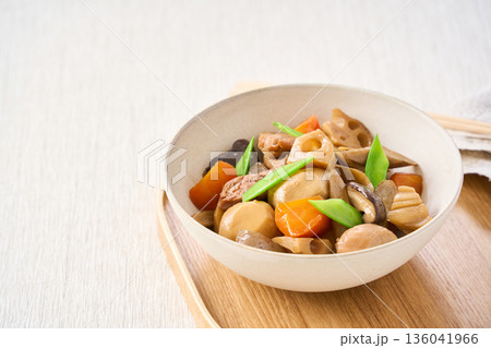 鶏肉と根菜の筑前煮（具だくさんの煮物） 136041966