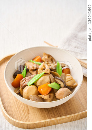 鶏肉と根菜の筑前煮（具だくさんの煮物） 136041969