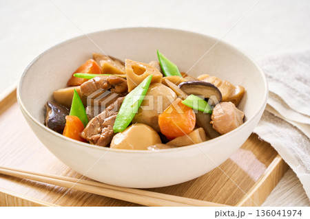 鶏肉と根菜の筑前煮(具だくさんの煮物) 鶏肉と根菜の筑前煮(具だくさんの煮物) 136041974