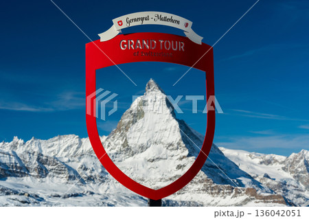 スイスグランドツアー赤いフレーム看板 ツェルマット ヴァレー州 スイス 136042051