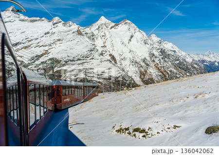 雪山を走るゴルナーグラート鉄道。ツェルマット ヴァレー州 スイス 136042062