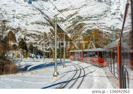 雪のアルプス風景の中を走るゴルナーグラート鉄道の列車 雪のアルプス風景の中を走るゴルナーグラート鉄道の列車 136042063