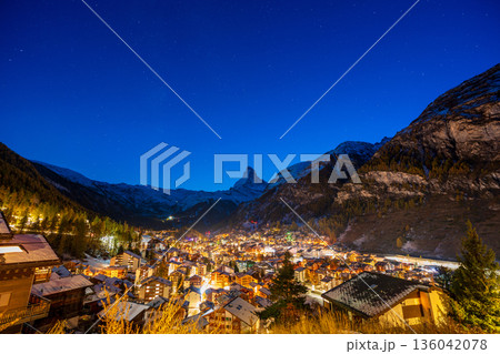 照明が灯るツェルマットの村の夜景。ツェルマット ヴァレー州 スイス 136042078