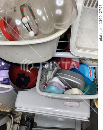 整理されていないキッチン収納引き出しと散乱した保存容器 整理されていないキッチン収納引き出しと散乱した保存容器 136042798