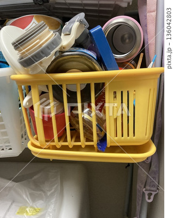 家庭の収納棚に置かれた生活用品 136042803