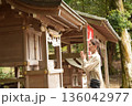 神社で参拝するシニア女性 136042977