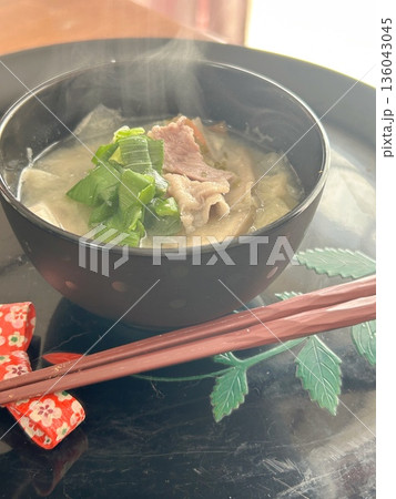 湯気が立つ具沢山の豚汁 136043045