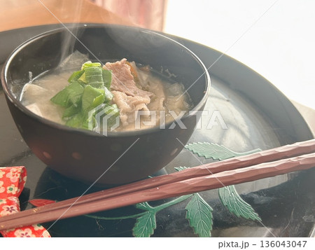 湯気が立つ具沢山の豚汁 136043047