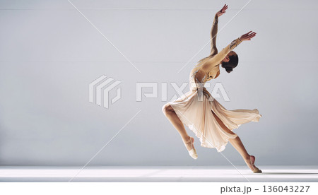 美しさと柔軟性　新体操・バレエのイメージ素材 136043227