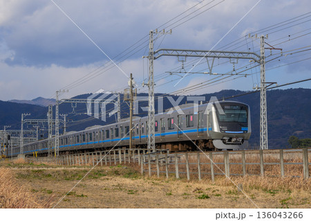 冬の田園地帯を走る小田急5000形電車 冬の田園地帯を走る小田急5000形電車 136043266