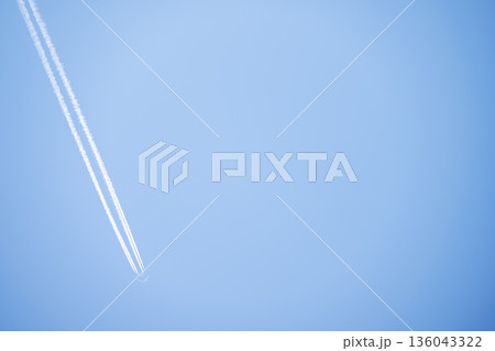 青空に真っ直ぐ伸びる一筋の飛行機雲 青空 春空 【東京都】 136043322