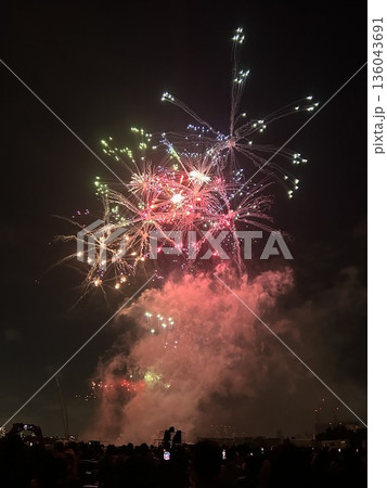 第50回江戸川花火大会の打ち上げ花火 第50回江戸川花火大会の打ち上げ花火 136043691
