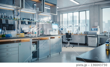 明るいラボのワークスペースと最新の実験設備 136043730