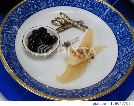 祝い肴三種、妻の手作り家庭料理、家庭で楽しむ夕ご飯、幸せ家族 136043762