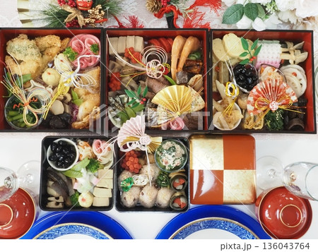 手作りおせち料理、妻の手作り家庭料理、家庭で楽しむ夕ご飯、幸せ家族 136043764