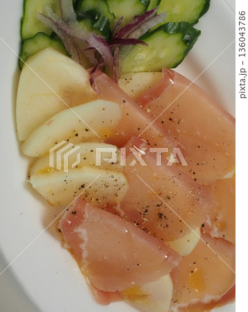 りんごと生ハムのカルパッチョ、妻の手作り家庭料理、家庭で楽しむ夕ご飯、幸せ家族 りんごと生ハムのカルパッチョ、妻の手作り家庭料理、家庭で楽しむ夕ご飯、幸せ家族 136043786