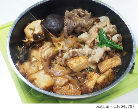 肉豆腐、妻の手作り家庭料理、家庭で楽しむ夕ご飯、幸せ家族 肉豆腐、妻の手作り家庭料理、家庭で楽しむ夕ご飯、幸せ家族 136043787
