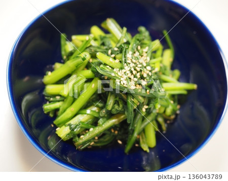 春菊お惣菜、妻の手作り家庭料理、家庭で楽しむ夕ご飯、幸せ家族 春菊お惣菜、妻の手作り家庭料理、家庭で楽しむ夕ご飯、幸せ家族 136043789