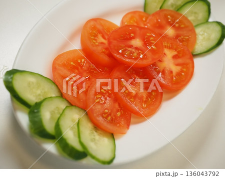 トマトスライス、妻の手作り家庭料理、家庭で楽しむ夕ご飯、幸せ家族 トマトスライス、妻の手作り家庭料理、家庭で楽しむ夕ご飯、幸せ家族 136043792