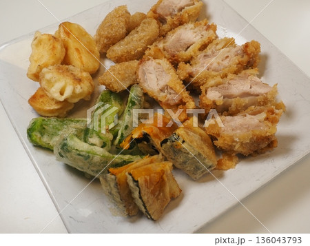 フライ盛り合わせ、妻の手作り家庭料理、家庭で楽しむ夕ご飯、幸せ家族 フライ盛り合わせ、妻の手作り家庭料理、家庭で楽しむ夕ご飯、幸せ家族 136043793