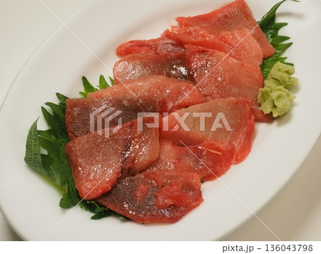 中とろ切り落とし刺身、妻の手作り家庭料理、家庭で楽しむ夕ご飯、幸せ家族 中とろ切り落とし刺身、妻の手作り家庭料理、家庭で楽しむ夕ご飯、幸せ家族 136043798