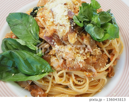 トマトとバジルのパスタ、妻の手作り家庭料理、家庭で楽しむ夕ご飯、幸せ家族 136043813