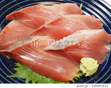 ぶり刺身、妻の手作り家庭料理、家庭で楽しむ夕ご飯、幸せ家族 136043815