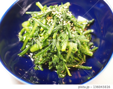 春菊ナムル、妻の手作り家庭料理、家庭で楽しむ夕ご飯、幸せ家族 136043816