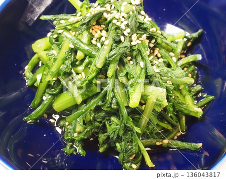 春菊クルミソース、妻の手作り家庭料理、家庭で楽しむ夕ご飯、幸せ家族 春菊クルミソース、妻の手作り家庭料理、家庭で楽しむ夕ご飯、幸せ家族 136043817