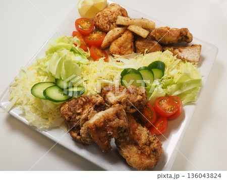 から揚げ盛り合わせ、妻の手作り家庭料理、家庭で楽しむ夕ご飯、幸せ家族 136043824