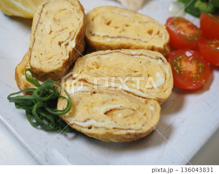 たまごやき、妻の手作り家庭料理、家庭で楽しむ夕ご飯、幸せ家族 たまごやき、妻の手作り家庭料理、家庭で楽しむ夕ご飯、幸せ家族 136043831