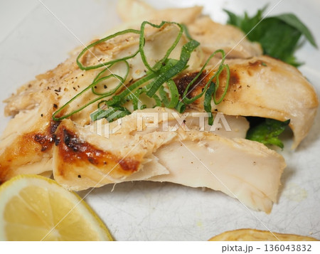 マグロ蒸し焼き、妻の手作り家庭料理、家庭で楽しむ夕ご飯、幸せ家族 マグロ蒸し焼き、妻の手作り家庭料理、家庭で楽しむ夕ご飯、幸せ家族 136043832