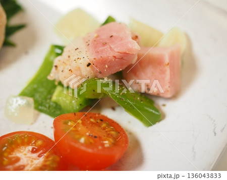 ベーコンと野菜のソテー、妻の手作り家庭料理、家庭で楽しむ夕ご飯、幸せ家族 ベーコンと野菜のソテー、妻の手作り家庭料理、家庭で楽しむ夕ご飯、幸せ家族 136043833