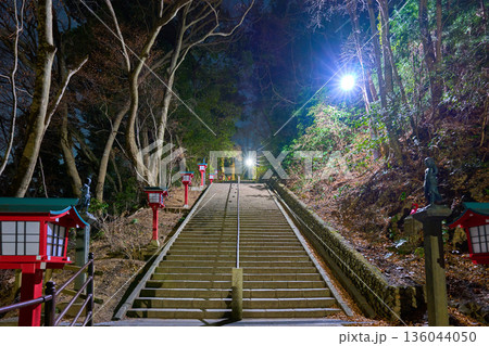 夜の東京都八王子市 高尾山の薬王院に至る男坂(百八の石段)を見る 136044050