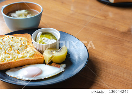 カフェ風モーニングの朝食プレート トーストと目玉焼きを並べる 136044245