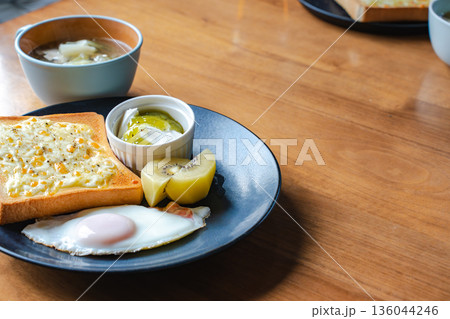 木目背景の広い余白に朝食を置く 広告用バナーレイアウト 木目背景の広い余白に朝食を置く 広告用バナーレイアウト 136044246