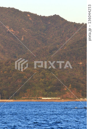 江田島(広島県)から見る海沿いを走る観光列車エトセトラ 136044253