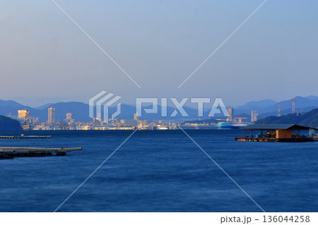 牡蠣筏が浮かぶ 長閑な瀬戸内海の先に見える都会 136044258
