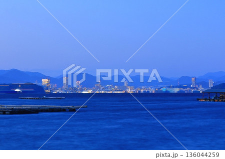ブルーアワーの江田島から望む広島市街 ブルーアワーの江田島から望む広島市街 136044259