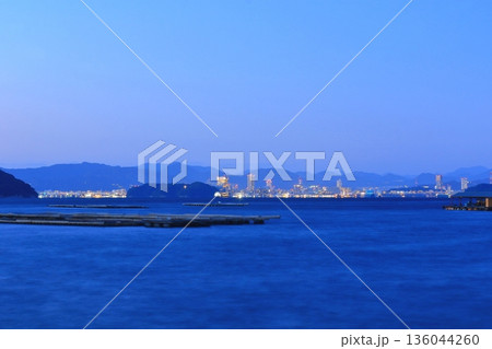 ブルーアワーの江田島から広島市街方面を望む ブルーアワーの江田島から広島市街方面を望む 136044260