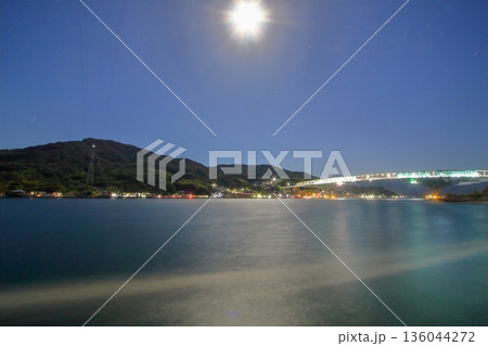 月夜に浮かび上がる 倉橋島と江田島を結ぶ早瀬大橋 136044272