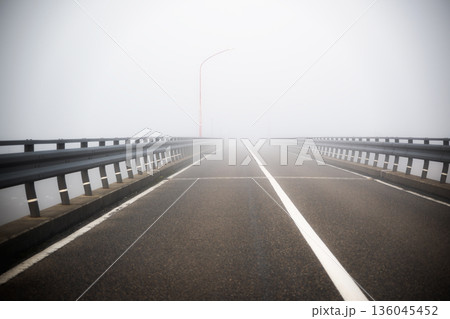 濃霧の橋：視界不良の道路と白く霞むガードレール 136045452