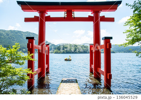 海外の方にも人気のパワースポット箱根神社 海外の方にも人気のパワースポット箱根神社 136045529