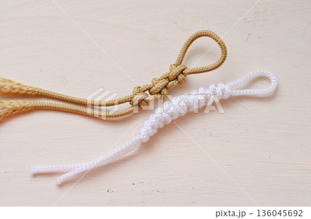 パラコードで叶結びとスネークノット 136045692